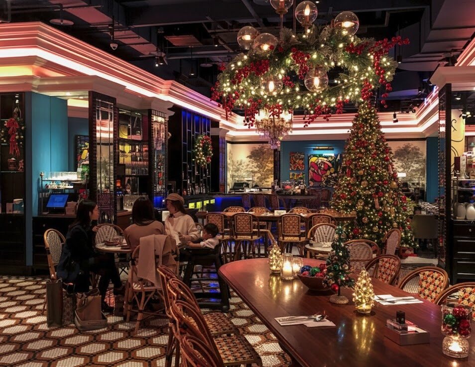 Café de Lugano at the Mandarin Oriental Taipei, dressed for the ICCT Christmas dinner